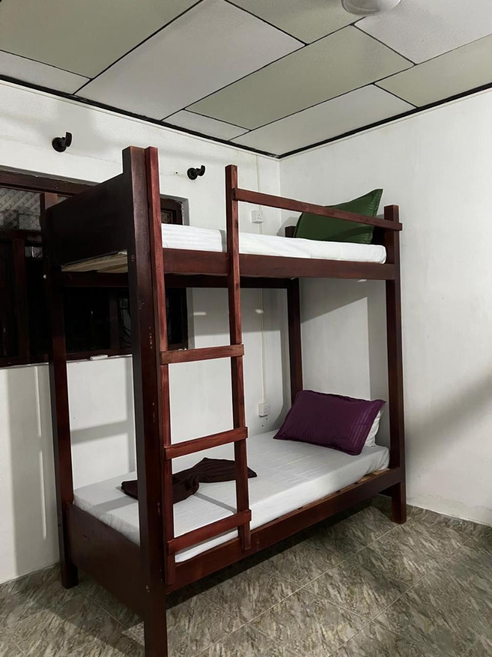 Honey Beach Hostel Negombo Buitenkant foto