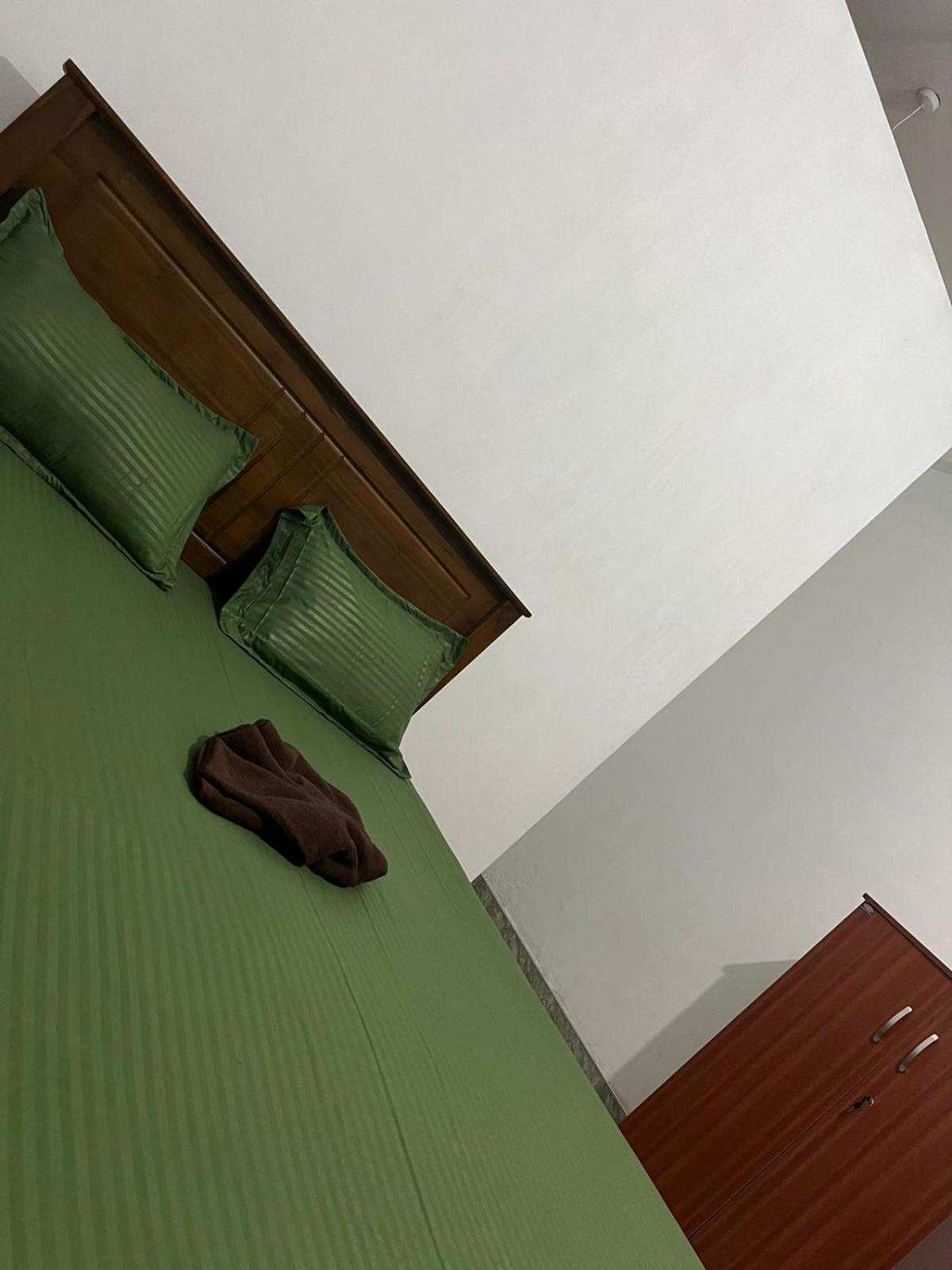 Honey Beach Hostel Negombo Buitenkant foto