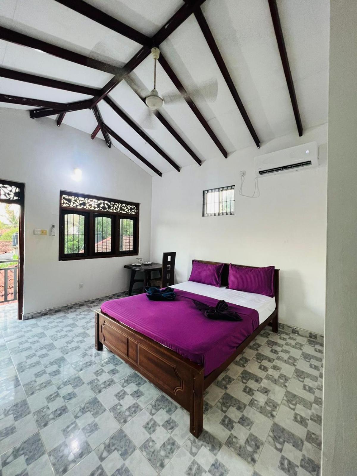 Honey Beach Hostel Negombo Buitenkant foto