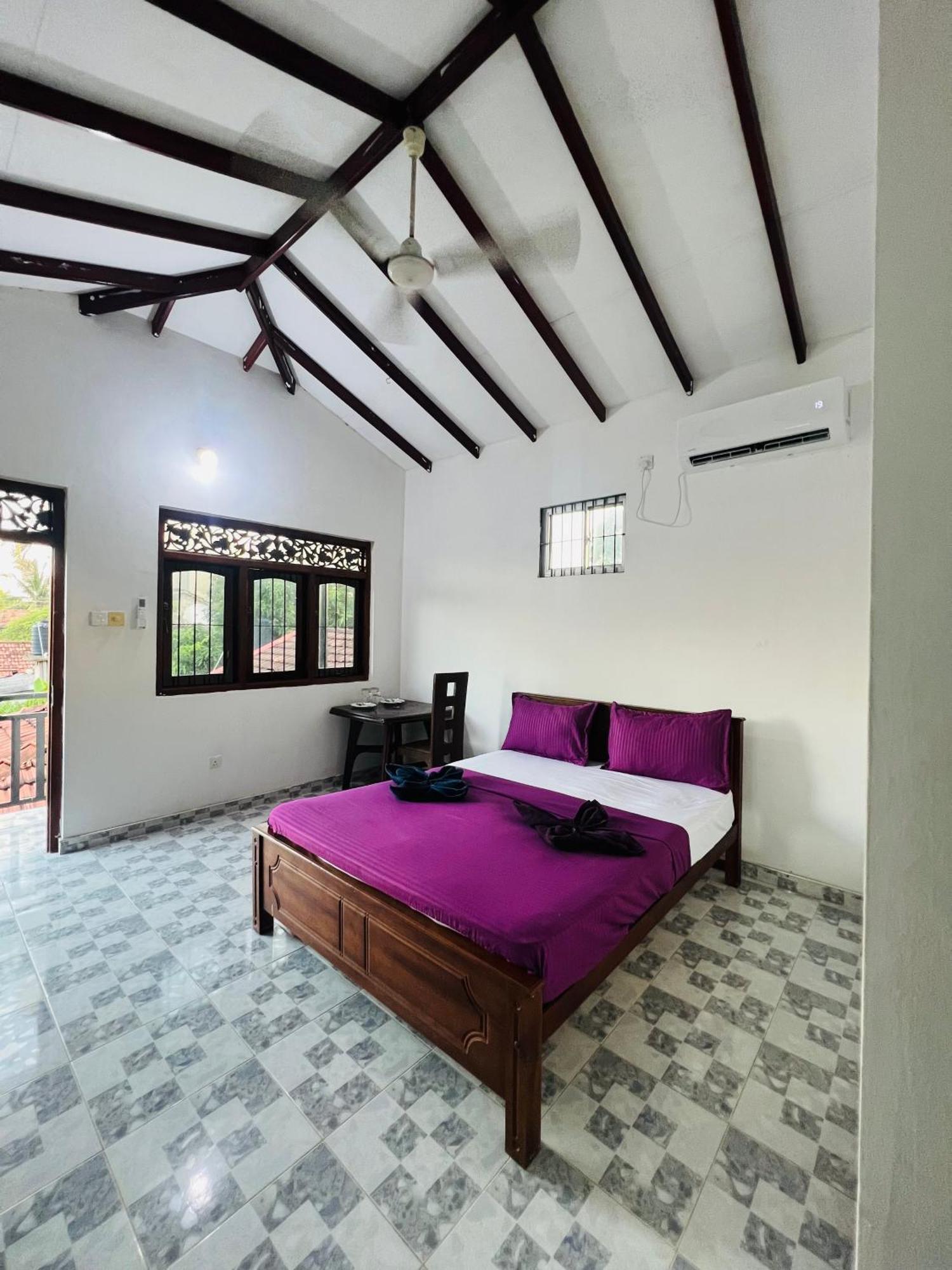 Honey Beach Hostel Negombo Buitenkant foto