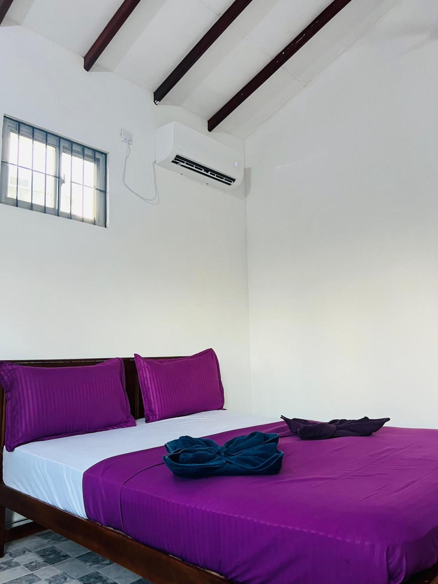 Honey Beach Hostel Negombo Buitenkant foto