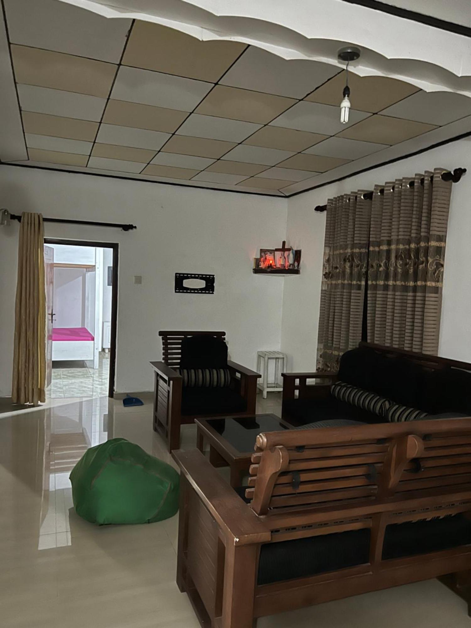 Honey Beach Hostel Negombo Buitenkant foto