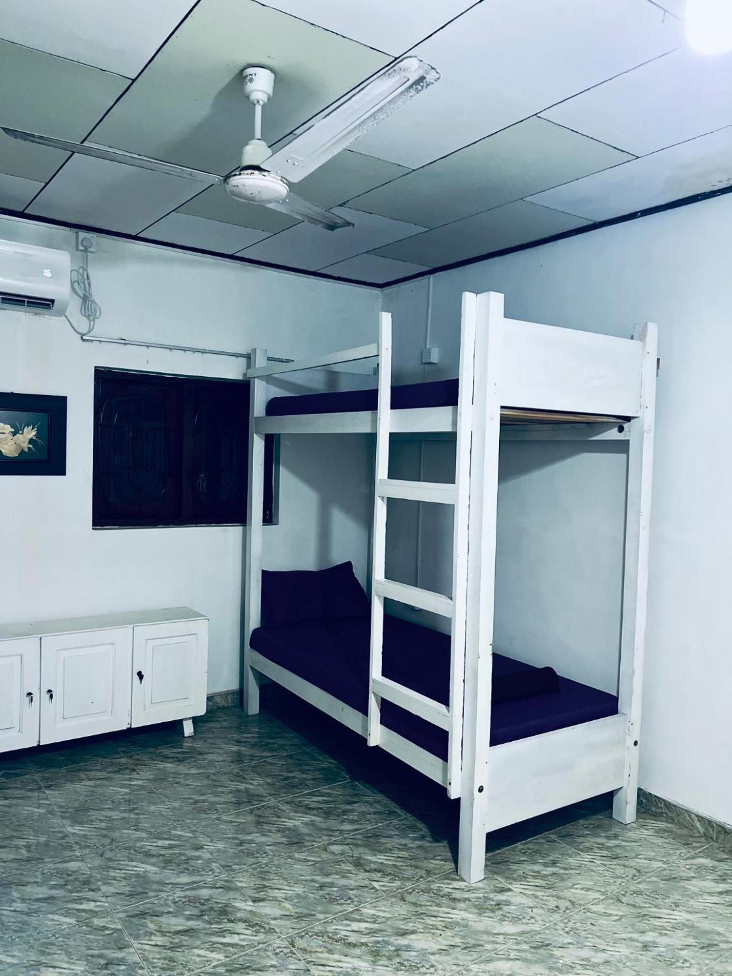 Honey Beach Hostel Negombo Buitenkant foto