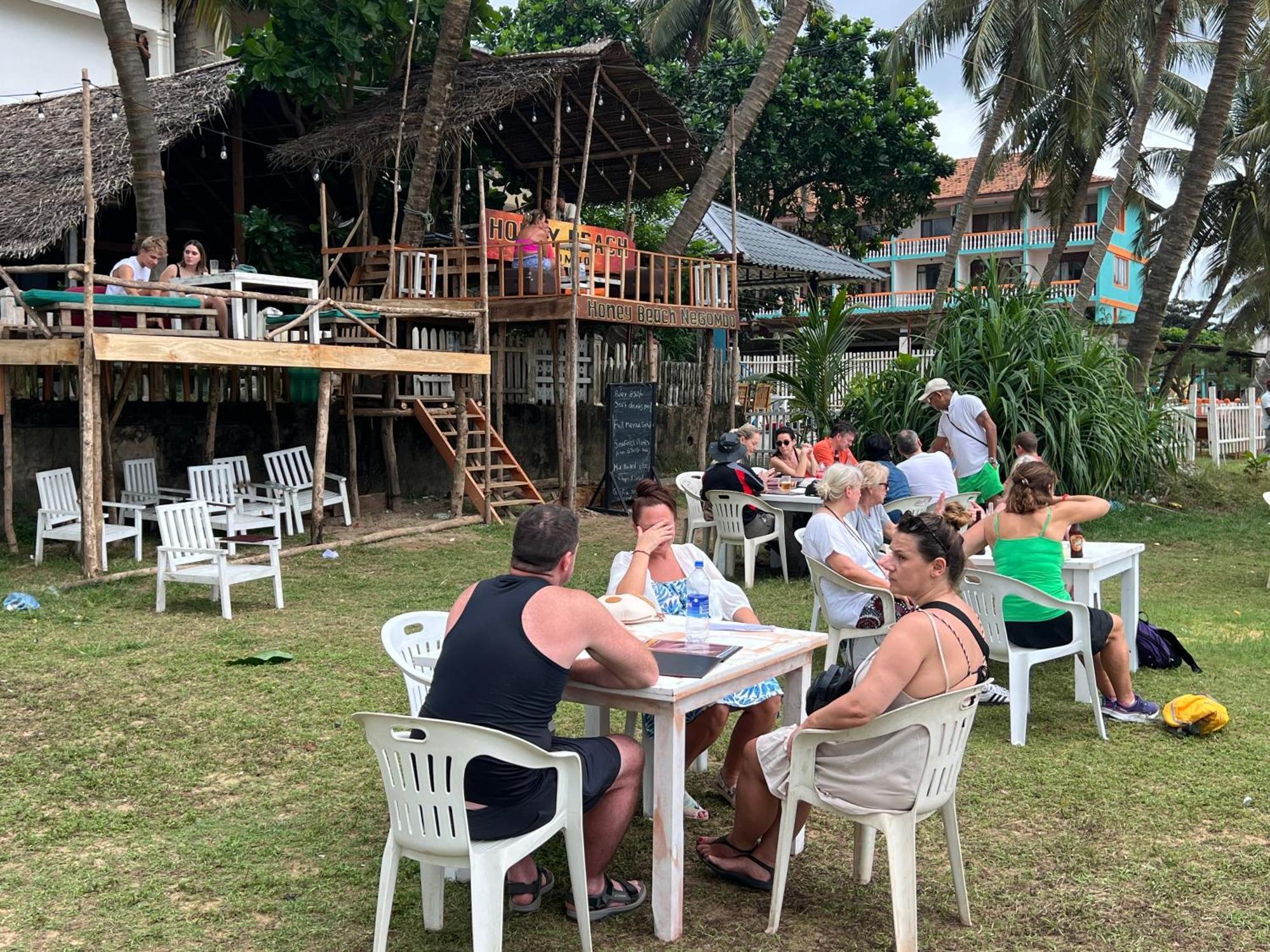 Honey Beach Hostel Negombo Buitenkant foto