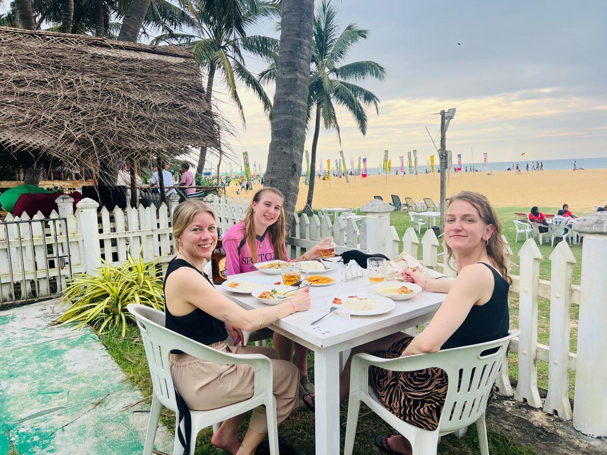 Honey Beach Hostel Negombo Buitenkant foto